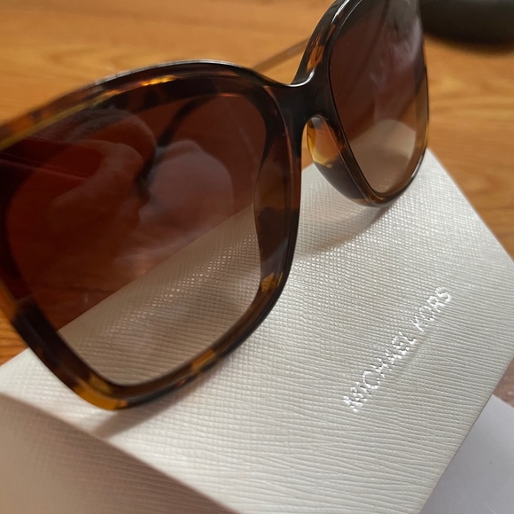 Fabulous Michael Kors Dark Tortoise with Gold Trim Frame - Picture 3 of 8